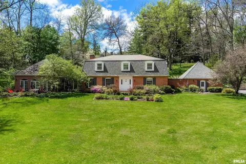1000 Pineacre Dr, Bettendorf, IA 52722