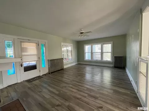 2105 16th St, Moline, IL 61265 photo 3