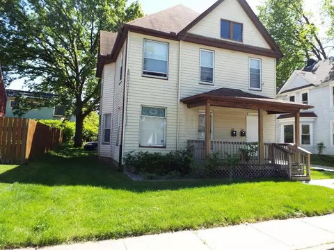 621 Douglas Ct, Davenport, IA 52803