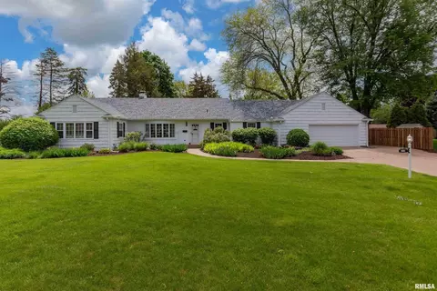 1117 Highland Park Dr, Bettendorf, IA 52722