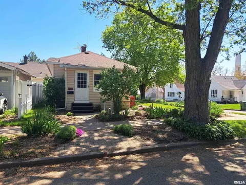 1417 S 8th St, Clinton, IA 52732