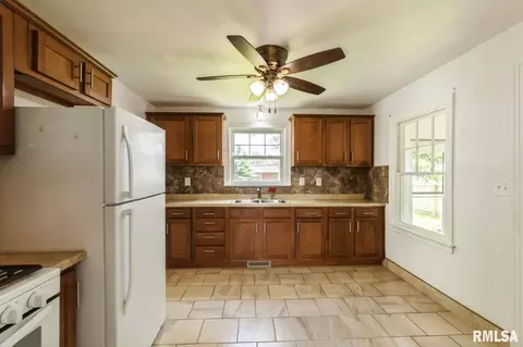 2402 47th St, Moline, IL 61265 photo 10