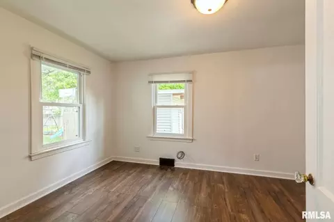 2402 47th St, Moline, IL 61265 photo 5