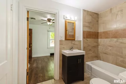 2402 47th St, Moline, IL 61265 photo 6