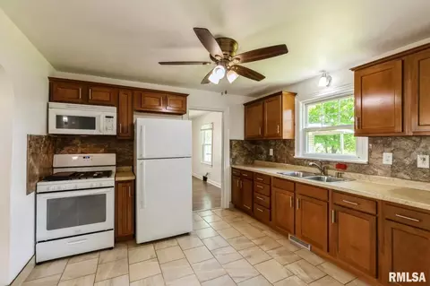 2402 47th St, Moline, IL 61265 photo 4
