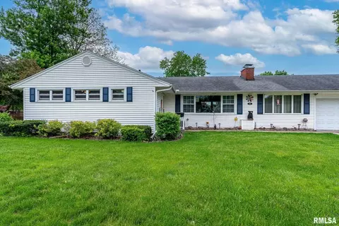 215 Maple Ave, Morrison, IL 61270 photo 2