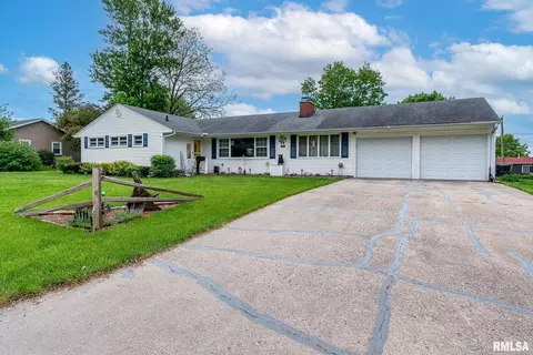 215 Maple Ave, Morrison, IL 61270
