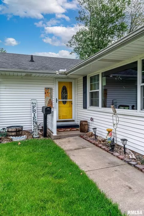 215 Maple Ave, Morrison, IL 61270 photo 3