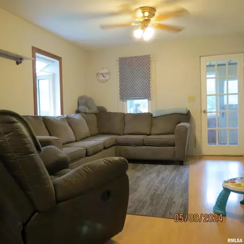 251 7th St, Silvis, IL 61282 photo 10