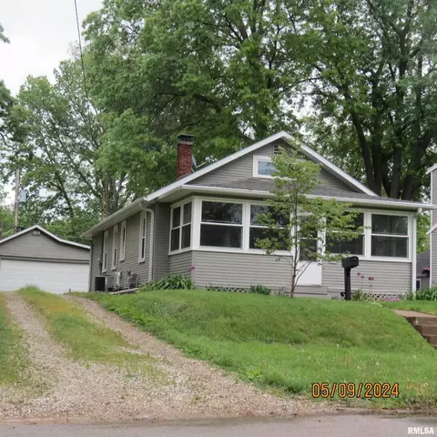 251 7th St, Silvis, IL 61282