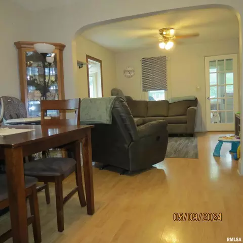 251 7th St, Silvis, IL 61282 photo 9