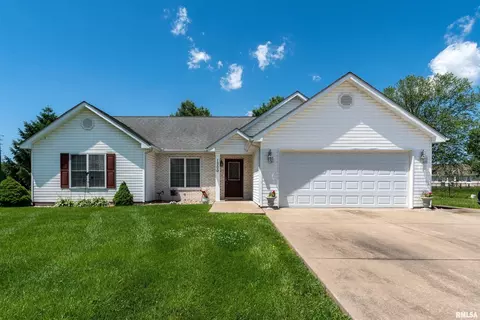 1300 N Magnolia Ln, Marion, IL 62959