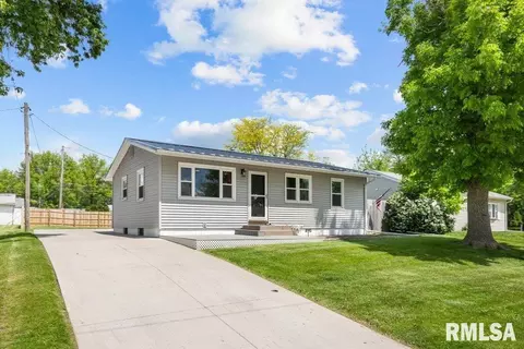3206 W 67th St, Davenport, IA 52806