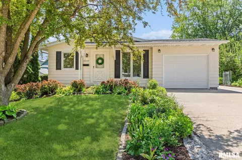 2039 Kings Dr, Bettendorf, IA 52722