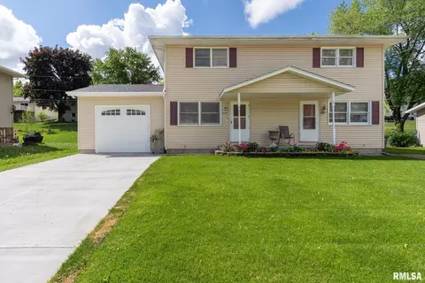 3109 Sunburst Dr, Bettendorf, IA 52722