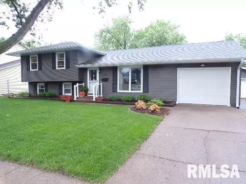 3212 S Hampton Dr, Bettendorf, IA 52722