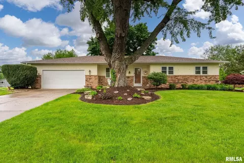 17211 Cedar Rd, East Moline, IL 61244