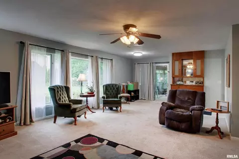 2121 E Wilmar Dr, Quincy, IL 62301 photo 5