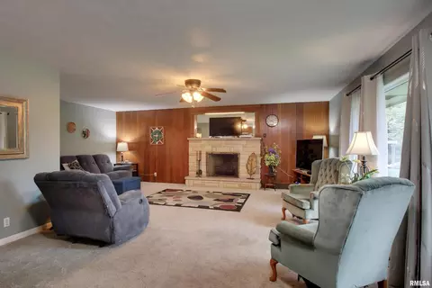 2121 E Wilmar Dr, Quincy, IL 62301 photo 2