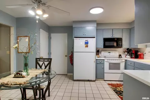 2121 E Wilmar Dr, Quincy, IL 62301 photo 3