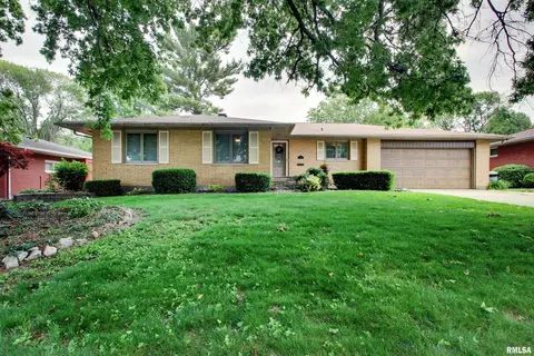 2121 E Wilmar Dr, Quincy, IL 62301