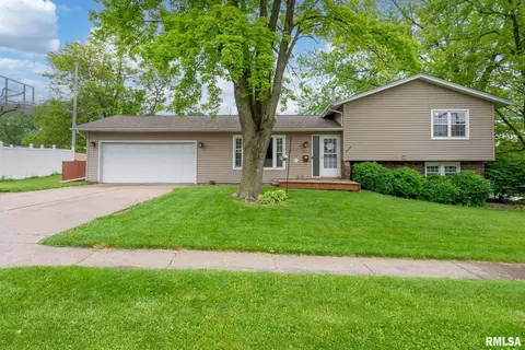 2511 New Lexington Dr, Bettendorf, IA 52722