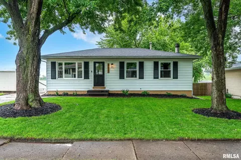 325 W 61st Pl, Davenport, IA 52806