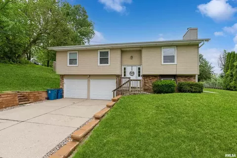 211 Ferry St, Le Claire, IA 52753