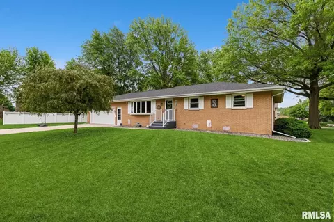 304 E Pine St, Geneseo, IL 61254