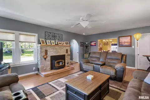 2104 S Shore Dr, Moline, IL 61265 photo 4
