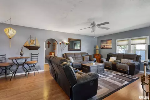2104 S Shore Dr, Moline, IL 61265 photo 3