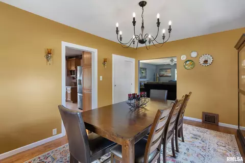 2104 S Shore Dr, Moline, IL 61265 photo 7