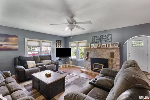 2104 S Shore Dr, Moline, IL 61265 photo 5