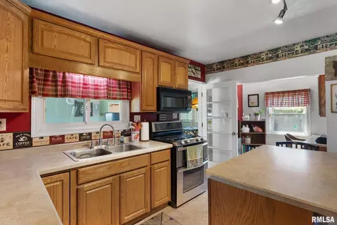 2104 S Shore Dr, Moline, IL 61265 photo 9