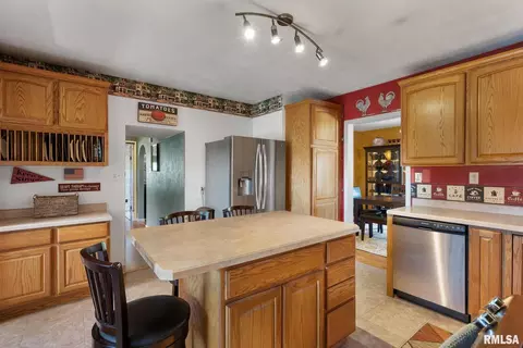 2104 S Shore Dr, Moline, IL 61265 photo 8