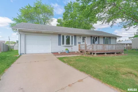 1425 Westfield Ln, Camanche, IA 52730