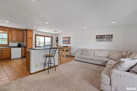 204 Blackhawk Dr, Park View, IA 52748 photo 4