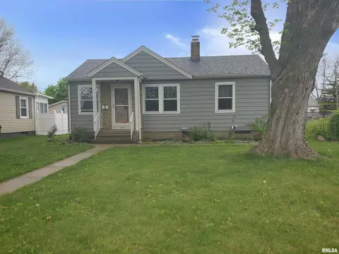 2955 8th St, Moline, IL 61265