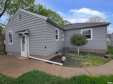 2955 8th St, Moline, IL 61265 photo 2