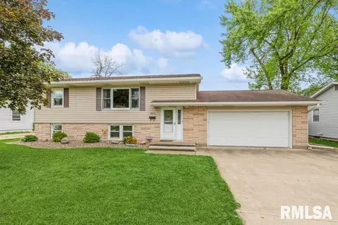 1415 4th St, Camanche, IA 52730