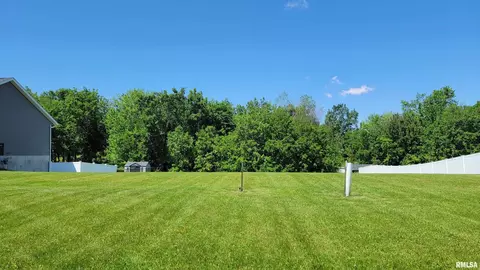 508 Prairie Meadow Dr, Blue Grass, IA 52726