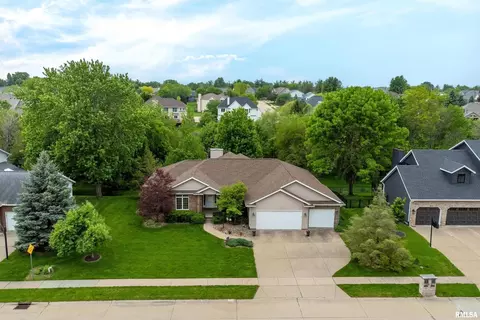 2559 Buckingham Ave, Bettendorf, IA 52722