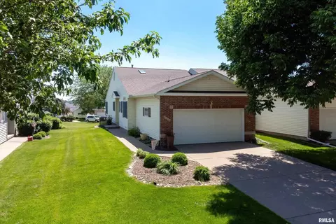 1114 Iowa Dr, Le Claire, IA 52753