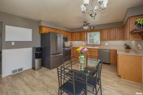 513 15th St, Silvis, IL 61282 photo 7