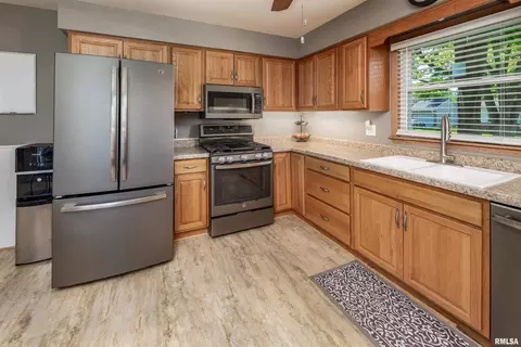 513 15th St, Silvis, IL 61282 photo 8
