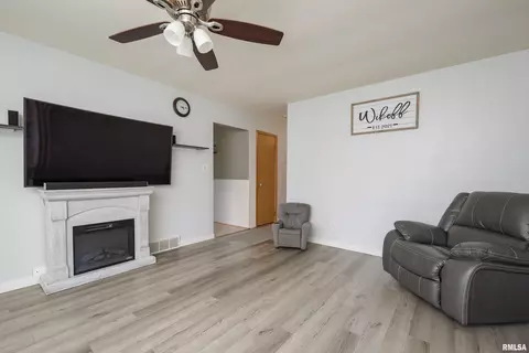 513 15th St, Silvis, IL 61282 photo 5