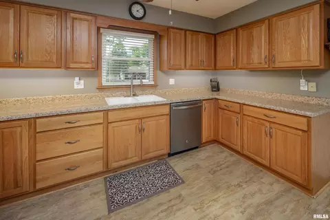 513 15th St, Silvis, IL 61282 photo 9