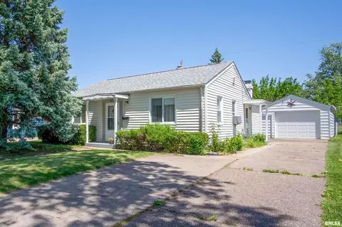 3833 10th Avenue Pl, Moline, IL 61265