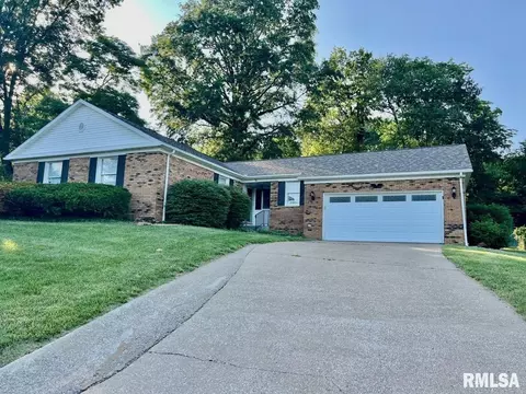 8 Shawnee Dr, West Frankfort, IL 62896