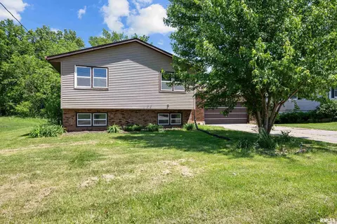 1823 Green Acres Dr, Muscatine, IA 52761